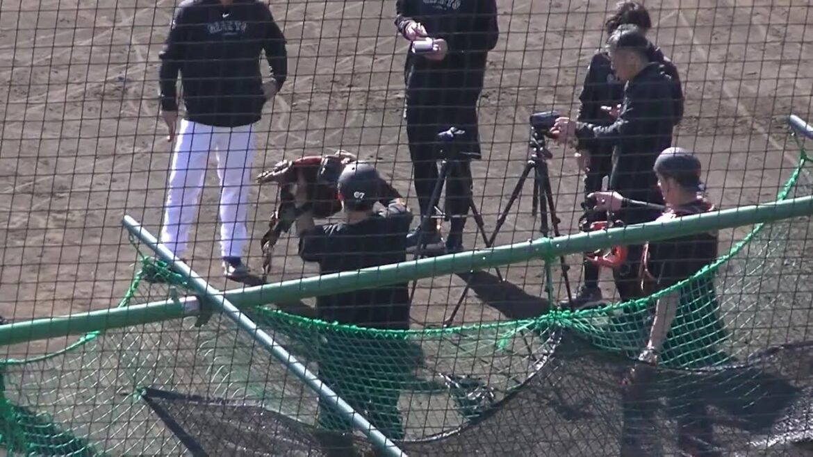 【秋季練習】岸田行倫・郡拓也・山瀬慎之助の二塁送球（読売ジャイアンツ ジャイアンツ球場 2024年11月7日）