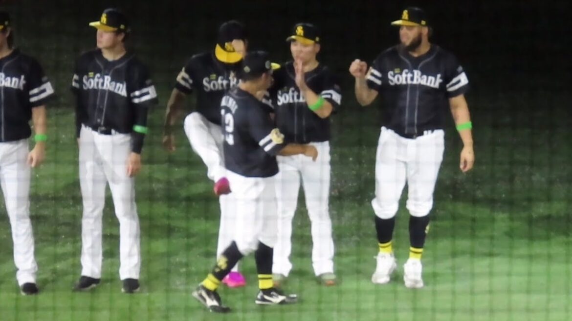 【ヘルナンデスも爆笑】嶺井博希、オスナに蹴飛ばされ喜ぶ