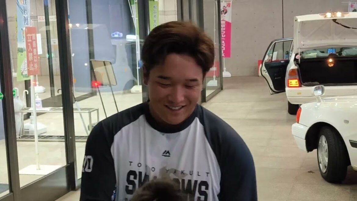 東京ヤクルトスワローズ松山秋季キャンプ2024 来場者にサインをする中川拓真選手と髙野颯太選手！ 11/8坊っちゃんスタジアム