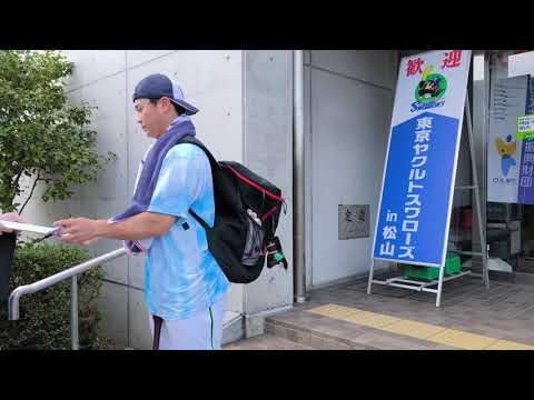 東京ヤクルトスワローズ松山秋季キャンプ2024 来場者にサインをする丸山和郁選手と増田珠選手! 11/9松山中央公園 東京ヤクルトスワローズ松山秋季キャンプ2024 来場者にサインをする丸山和郁選手と増田珠選手! 11/9松山中央公園