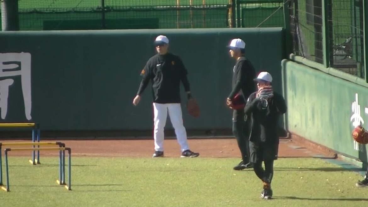 【ジャイアンツ】堀田賢慎 指導受けながらキャッチボール【巨人 秋季練習 2024年11月3日】 #読売ジャイアンツ