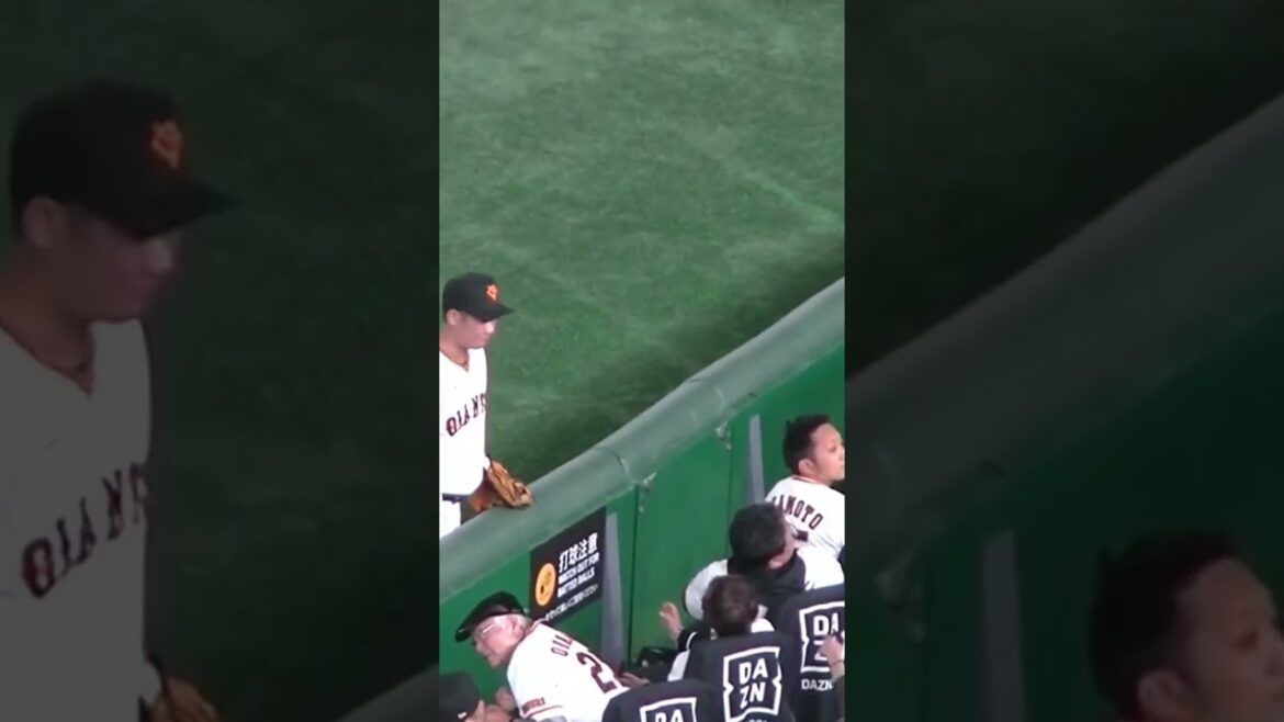 ファールの時 観客に会釈する坂本勇人【 読売ジャイアンツ対 楽天ゴールデンイーグルス2024年3月23日】 #坂本勇人