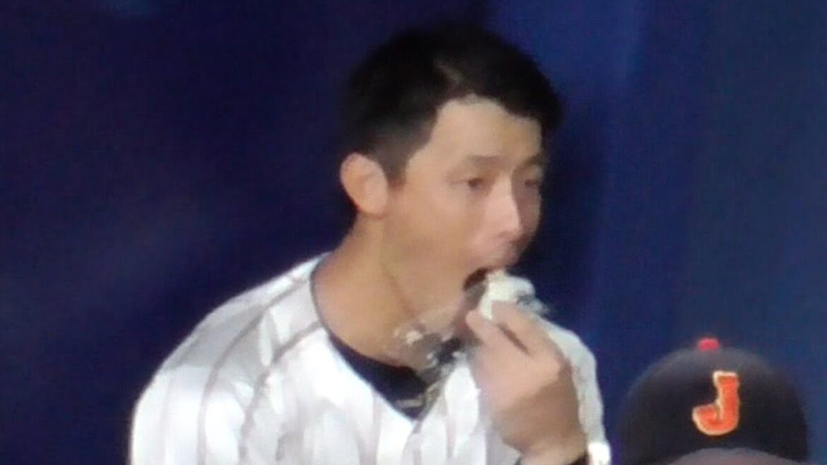 辰己涼介　ベンチでおにぎりを食べる　侍ジャパンシリーズ　日本VSチェコ　2024/11/09