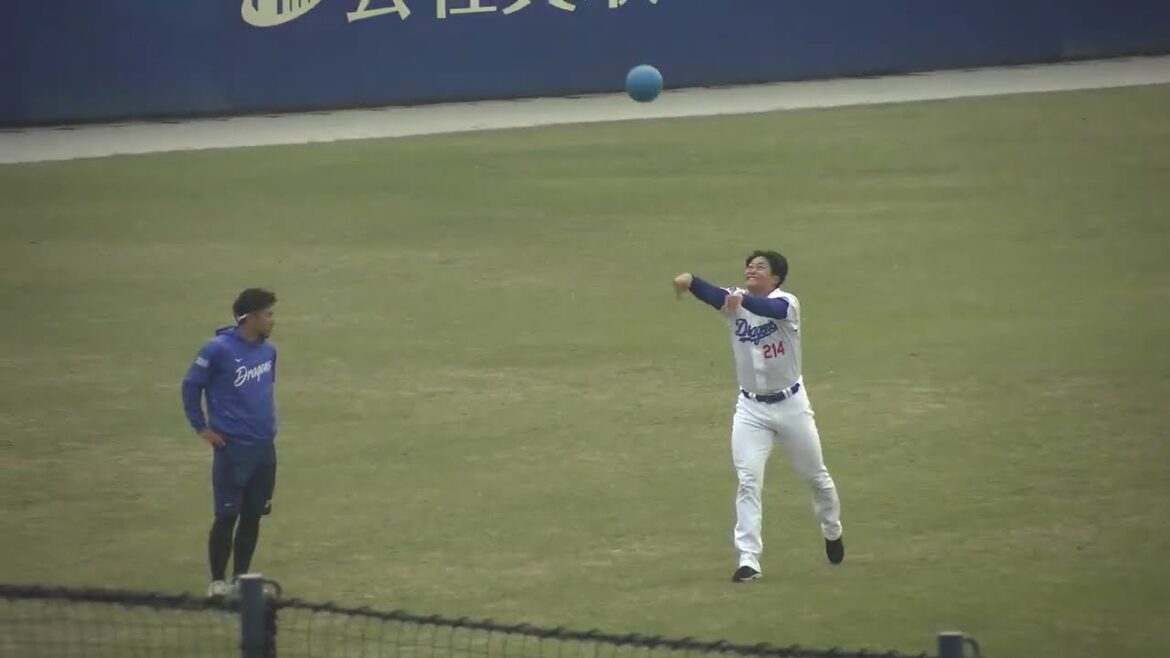 【中日ドラゴンズ ナゴヤ球場 秋季キャンプ 2024】草加勝投手・近藤廉投手の大きなボールでサッカーのスローインのようなトレーニングをする様子 2024/11/10
