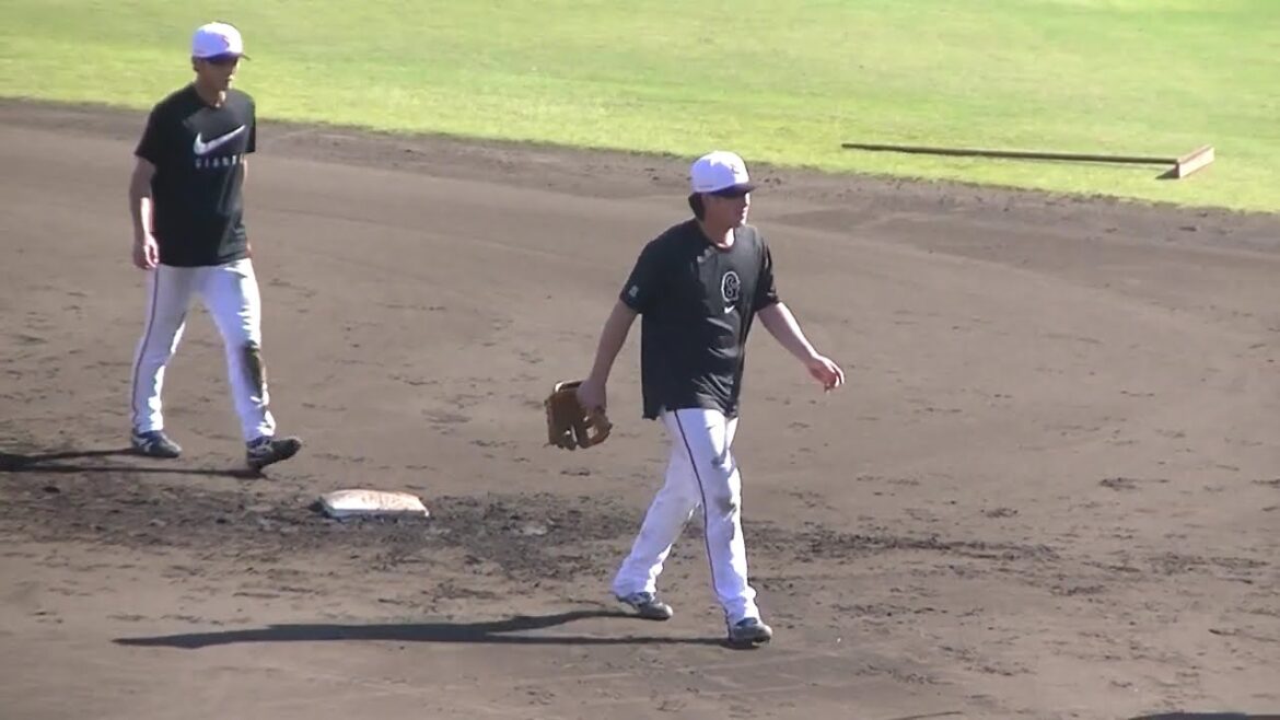 キャッチャーからの送球を受ける増田陸など内野陣の練習（2024年11月7日 読売ジャイアンツ練習）