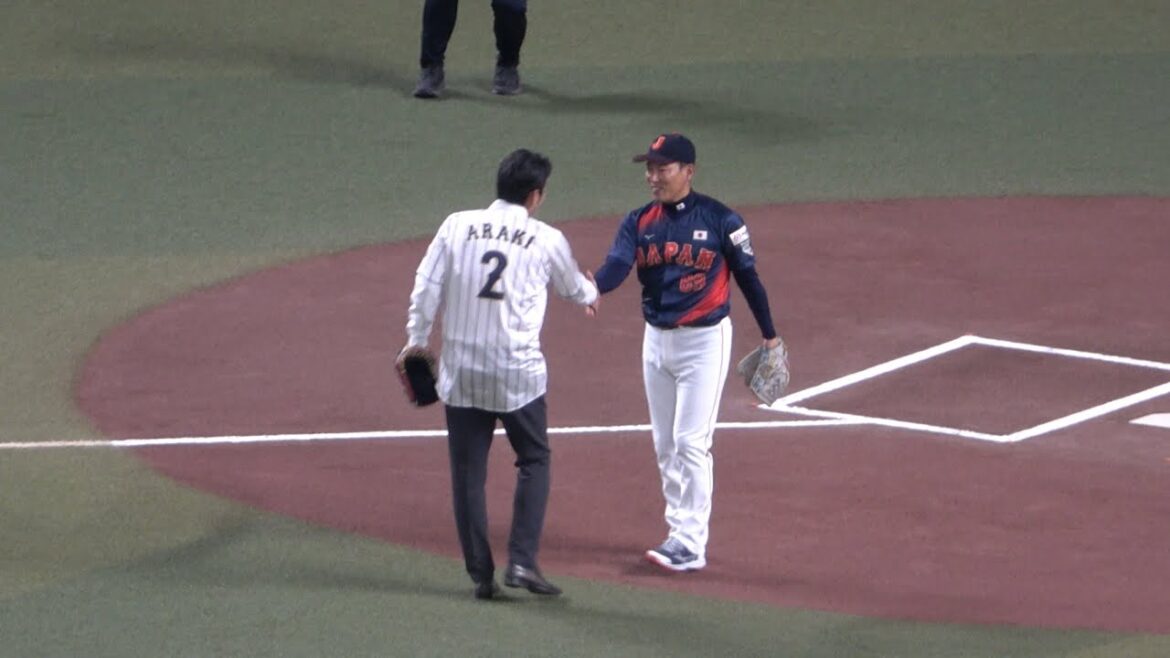 荒木雅弘による始球式！！キャッチャーは急遽井端監督が務める！（2024/11/10）