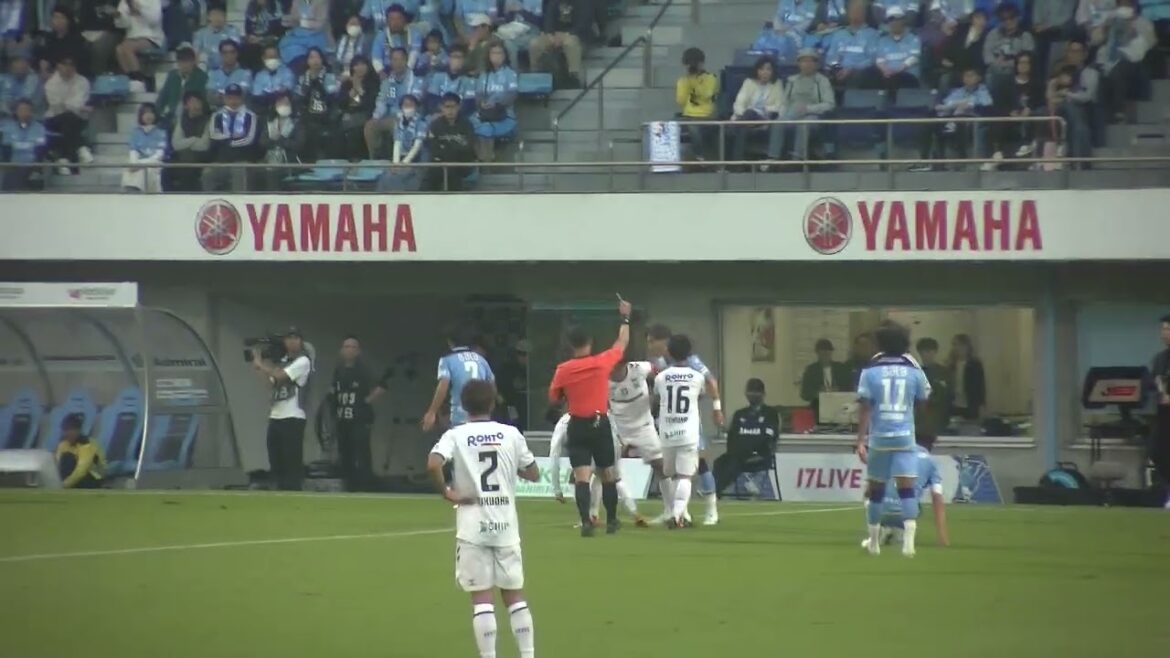 ガンバ大阪 山下諒也選手が ジュビロ磐田 松原后選手を倒してイエローカード 詰め寄った渡邉りょう選手にもイエローカード J1リーグ 第36節