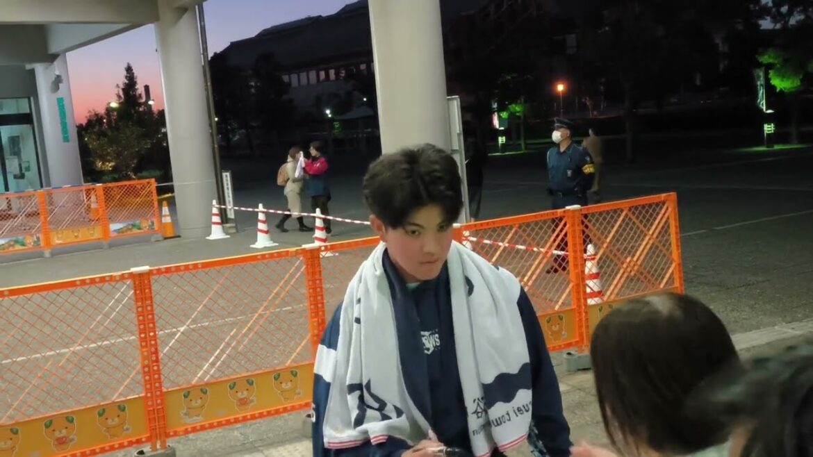東京ヤクルトスワローズ松山秋季キャンプ2024 来場者にサインをする丸山和郁選手と鈴木叶選手! 11/11坊っちゃんスタジアム 東京ヤクルトスワローズ松山秋季キャンプ2024 来場者にサインをする丸山和郁選手と鈴木叶選手! 11/11坊っちゃんスタジアム