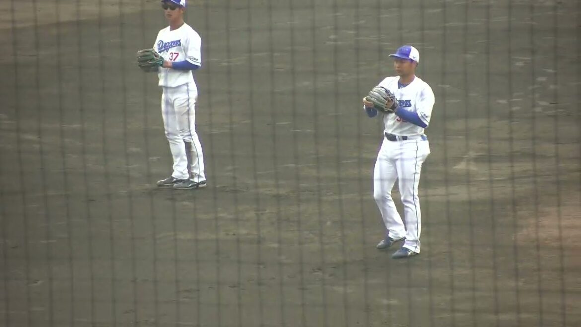 【中日ドラゴンズ ナゴヤ球場 秋季キャンプ 2024】上林誠知選手・龍空選手・石垣雅海選手ら野手陣がキャッチボールを始める 2024/11/10