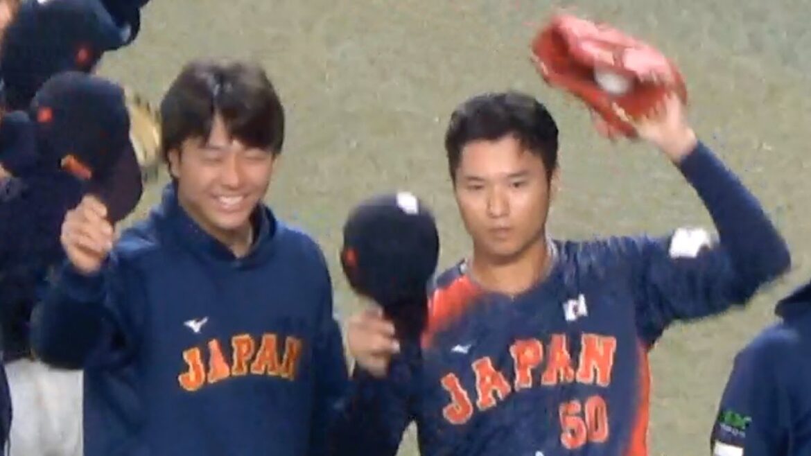 竜の侍戦士 髙橋宏斗と清水達也　チェコ戦勝利後の笑顔　勝利投手にウイニングボールを渡しそびれる清水達也　侍ジャパンシリーズ　日本VSチェコ　2024/11/10