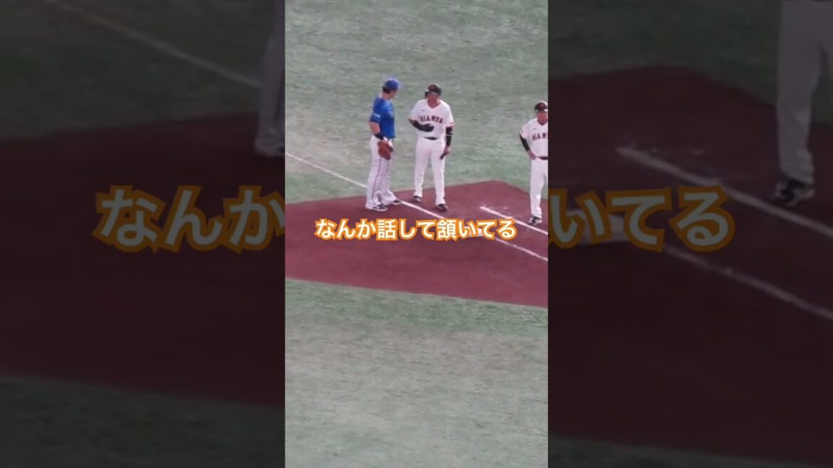 リプレイ検証中のオースティンと吉川尚輝2024年4月6日 読売ジャイアンツ対 横浜DeNAベイスターズ