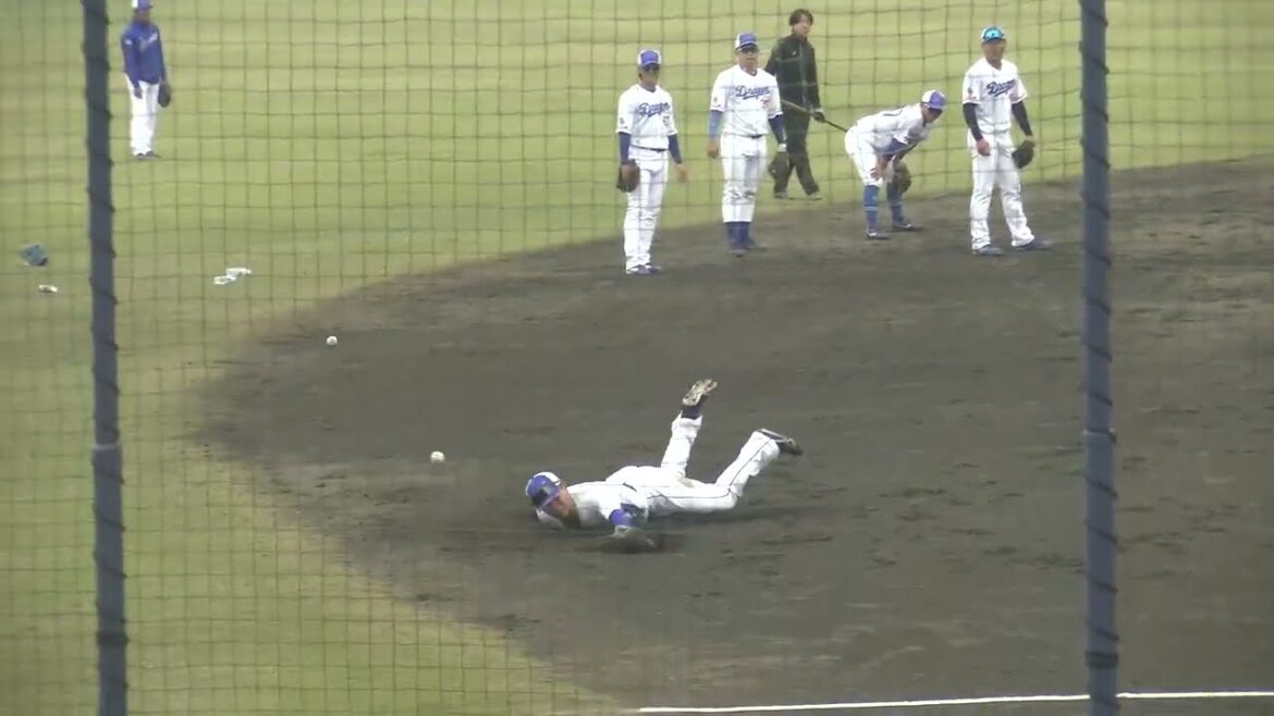 【中日ドラゴンズ ナゴヤ球場 秋季キャンプ 2024】川上理偉選手 罰ゲーム ? 左右揺さぶりノック 2024/11/10