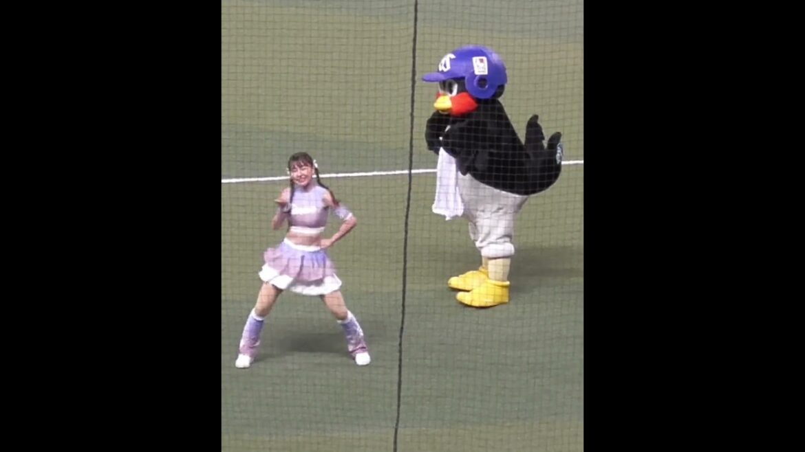 つば九郎 チアドラゴンズ に強制着衣　#東京ヤクルトスワローズ #中日ドラゴンズ #shorts