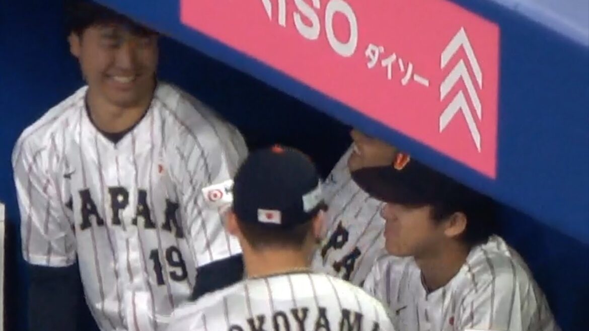 髙橋宏斗　鈴木昭汰のヒザの上に座る　侍ジャパン プレミア12 日本VSオーストラリア　2024/11/13