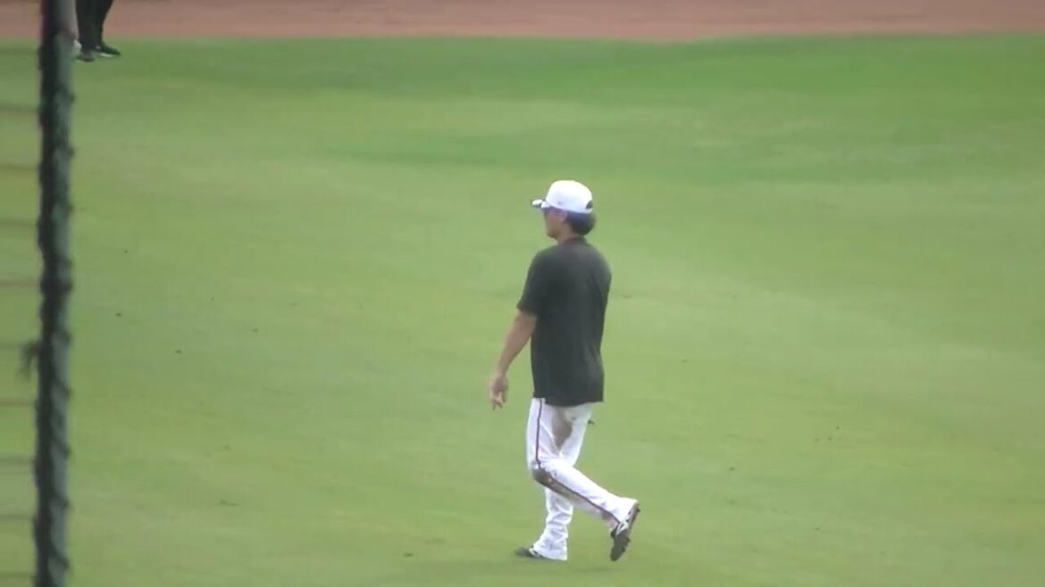 巨人秋季練習〜外野守備練習に向かう郡拓也（2024年10月31日 読売ジャイアンツ練習）