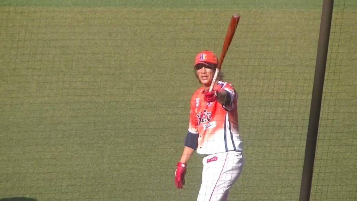 【合同トライアウト】スワローズ西田明央が陽岱鋼と並んで素振りを行う 2024年プロ野球12球団合同トライアウト11月14日