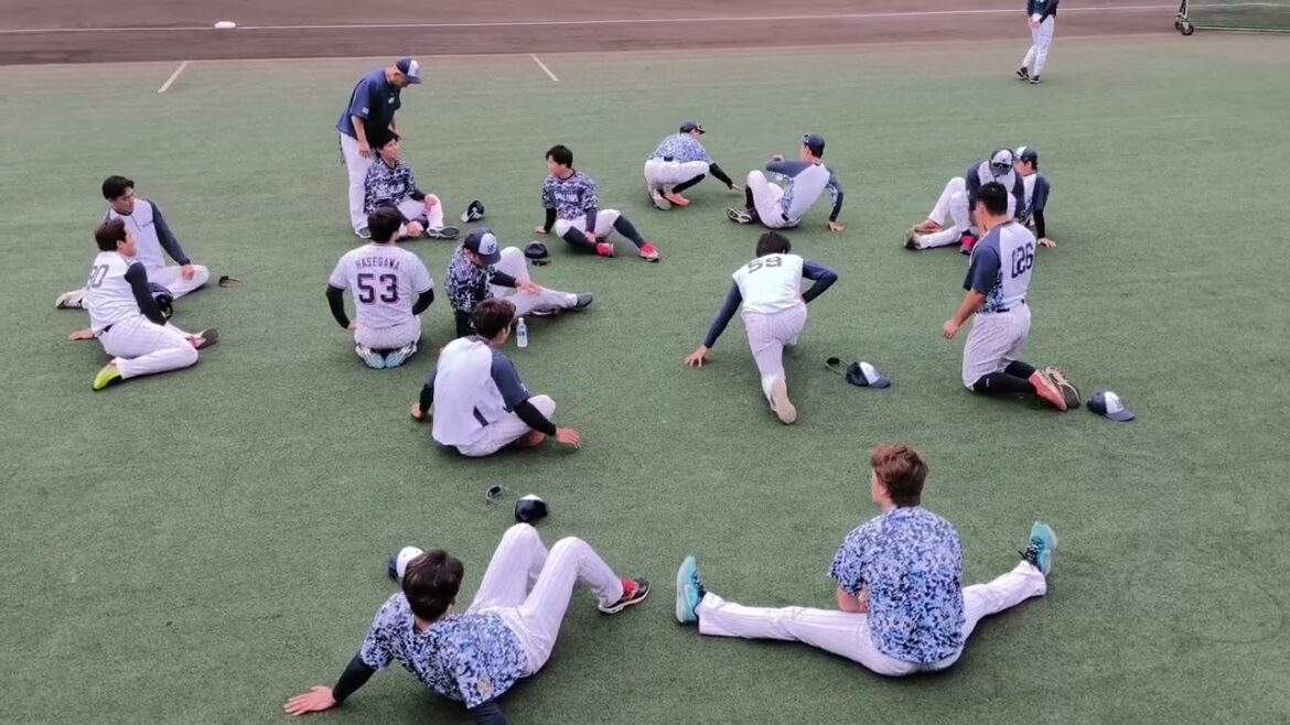 東京ヤクルトスワローズ松山秋季キャンプ2024 スタート前の選手達と高津臣吾監督! 11/17坊っちゃんスタジアム(最終日) 東京ヤクルトスワローズ松山秋季キャンプ2024 スタート前の選手達と高津臣吾監督! 11/17坊っちゃんスタジアム(最終日)