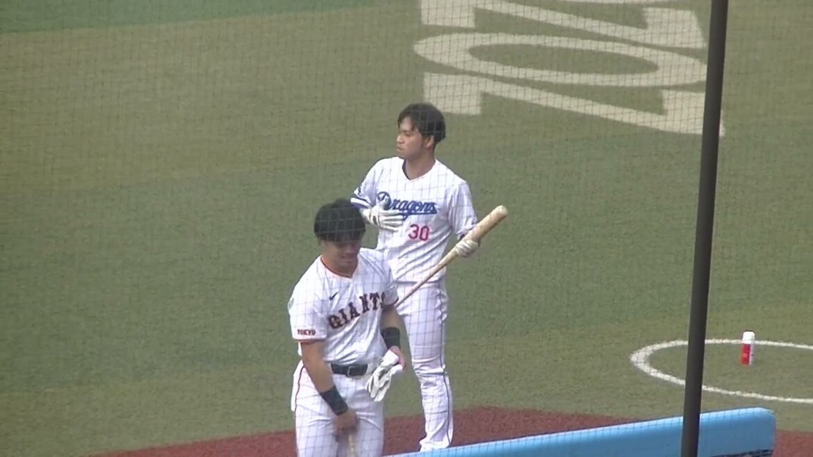 【合同トライアウト】ベンチ前で準備するドラゴンズ三好大倫など 2024年プロ野球12球団合同トライアウト11月14日