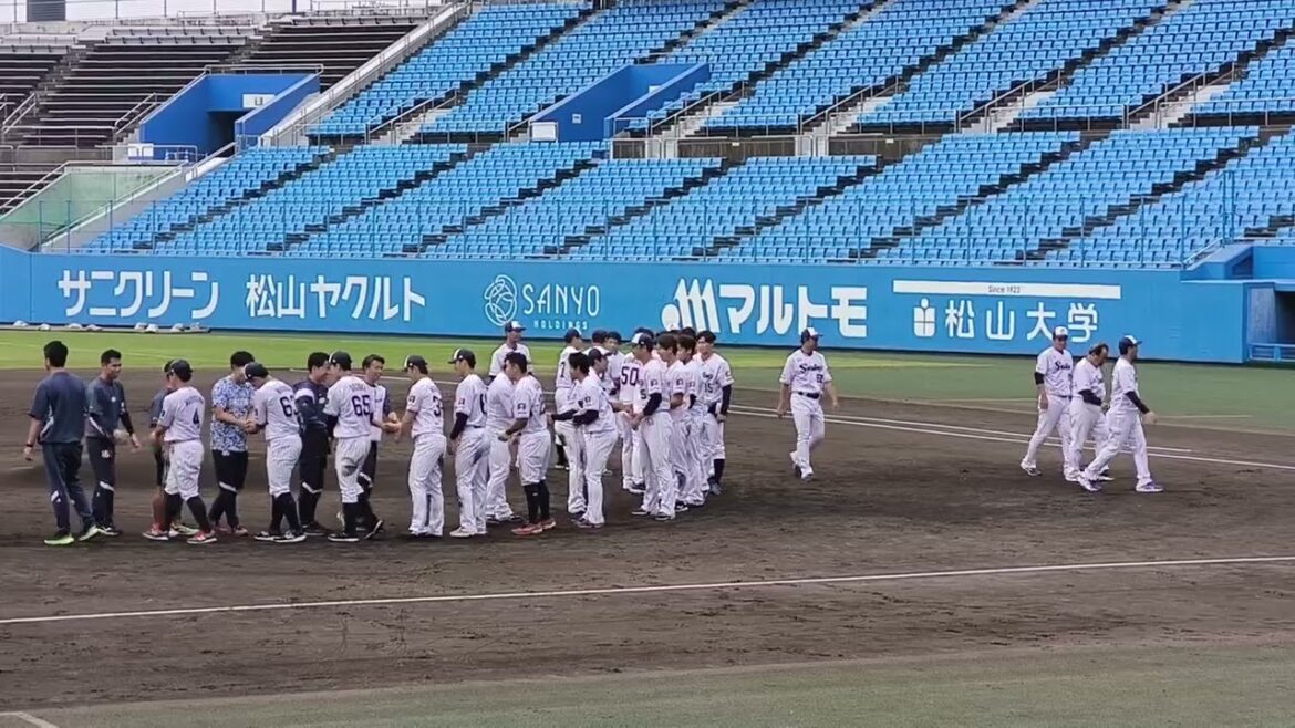 東京ヤクルトスワローズ松山秋季キャンプ2024 打ち上げ(手締め) 11/17坊っちゃんスタジアム(最終日) 東京ヤクルトスワローズ松山秋季キャンプ2024 打ち上げ(手締め) 11/17坊っちゃんスタジアム(最終日)