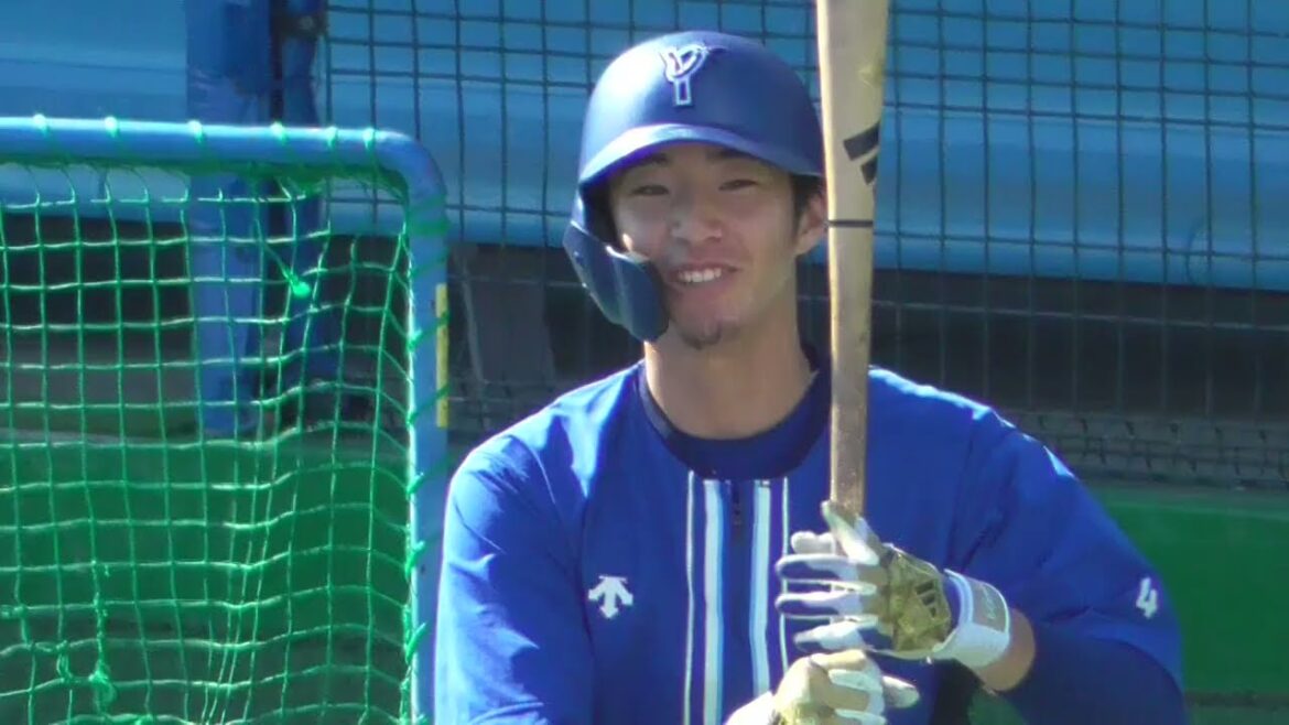 2024年11月横浜DeNAベイスターズ 秋季トレーニング  度会 隆輝 選手のロングティー練習