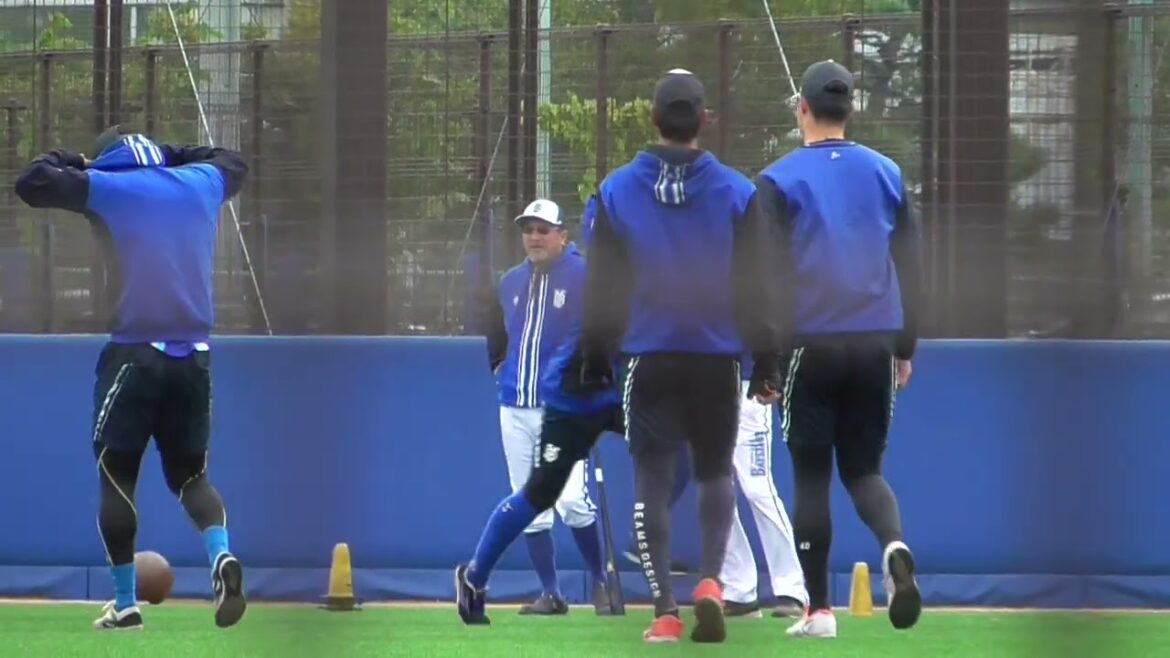 2024年11月横浜DeNAベイスターズ 秋季トレーニング  平良 拳太郎 投手のウォーミングアップ風景