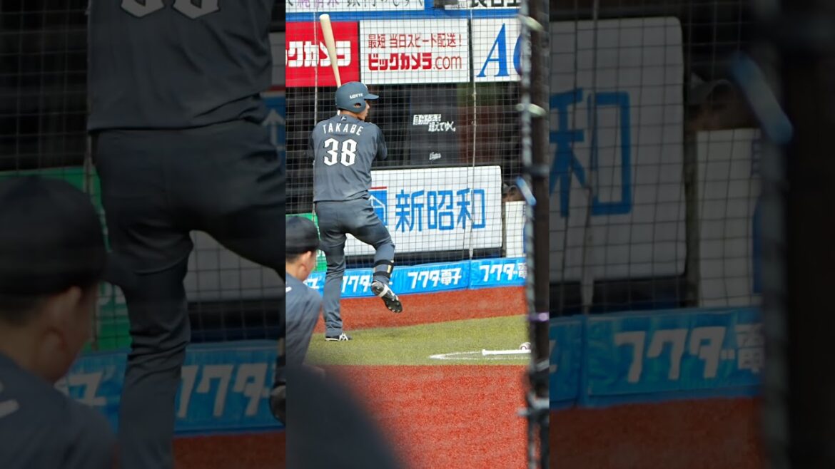 岡大海　押し出しデッドボールを受けてガッツポーズ