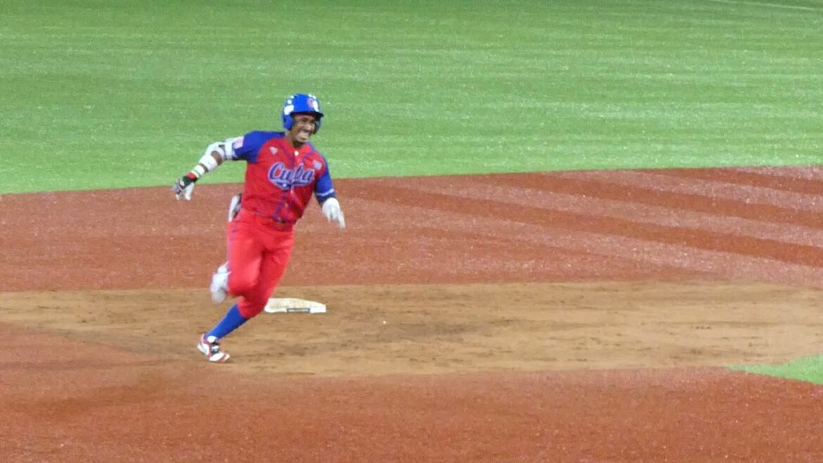 走り打ちなんかしなくても3塁打を打っちゃう、キューバのロエル・サントス