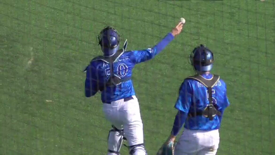 2024年11月横浜DeNAベイスターズ 秋季トレーニング  山本 祐大 選手・松尾 汐恩 選手の送球練習