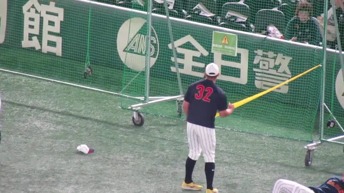 侍ジャパン 佐藤都志也がチューブトレーニング中＜プレミア12  日本練習風景2024年11月21日＞