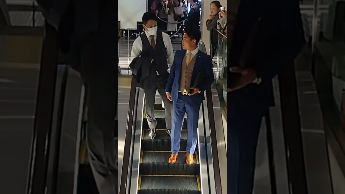 会場入りをするヤクルトスワローズ　中村悠平選手　NPBアワード2024
