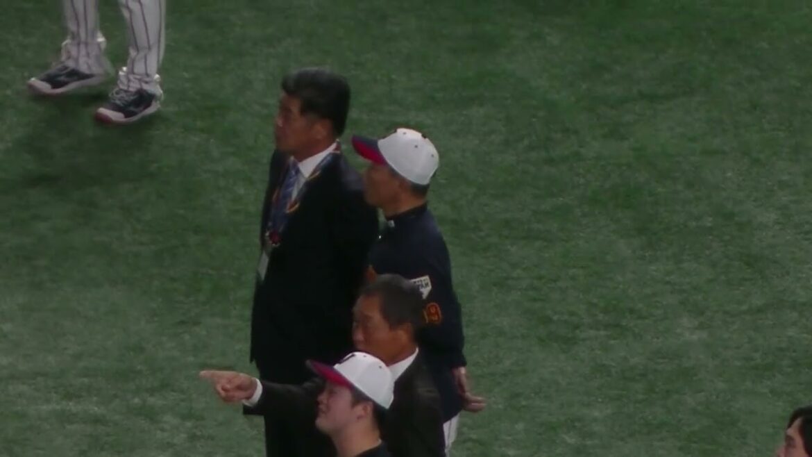 工藤公康と話す井端監督＜プレミア12  日本練習風景2024年11月21日＞