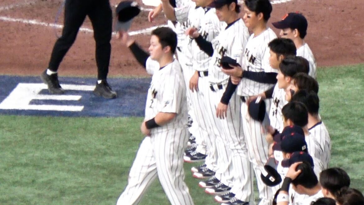【侍ジャパン】プレミア12の連覇を逃した瞬間のベンチ 牧秀悟が森下を迎える 最後に１歩前出てファンへ挨拶 現地映像