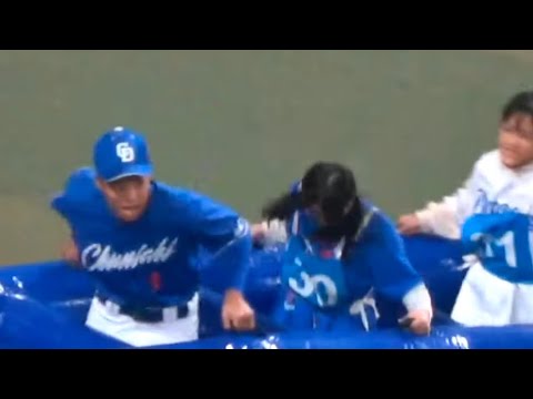 ちびっ子達を引き連れてガチ爆走の岡林勇希!みんな振り落とされないよう必死 最後はちびっ子達にハイタッチ ファンと一緒にかけっこ対決 中日ドラゴンズ ファンフェスタ2024 2024/11/23 ちびっ子達を引き連れてガチ爆走の岡林勇希!みんな振り落とされないよう必死 最後はちびっ子達にハイタッチ ファンと一緒にかけっこ対決 中日ドラゴンズ ファンフェスタ2024 2024/11/23