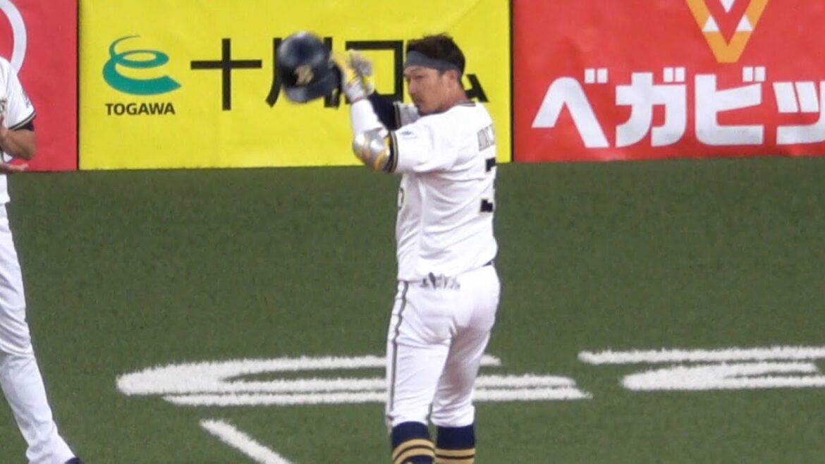 【オリックス】引退試合  安達了一の打球を西武のセンター西川がファインプレーに拍手と同じく引退の小田が代走で出る時に後ろから押す 現地映像