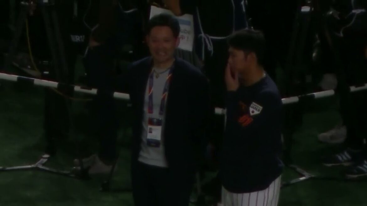 杉谷拳士が坂倉将吾に取材中＜プレミア12  日本練習風景2024年11月21日＞