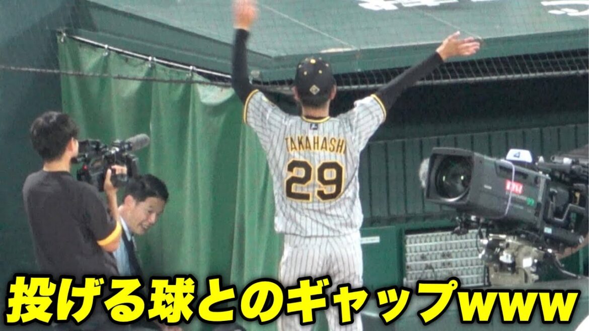 【めっちゃファンに手を振る髙橋遥人笑 ヒーローインタビューを受ける髙橋遥人】阪神対広島