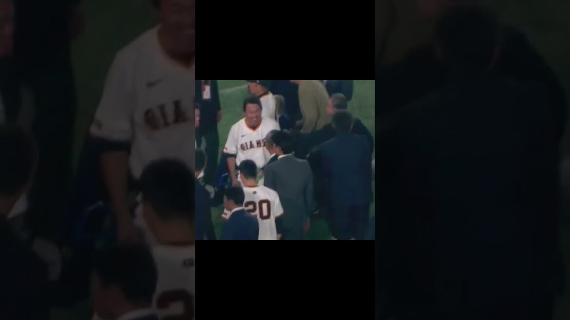 堀内恒夫に和かに挨拶する長野久義 2024年11月30日 巨人ファンフェスタ