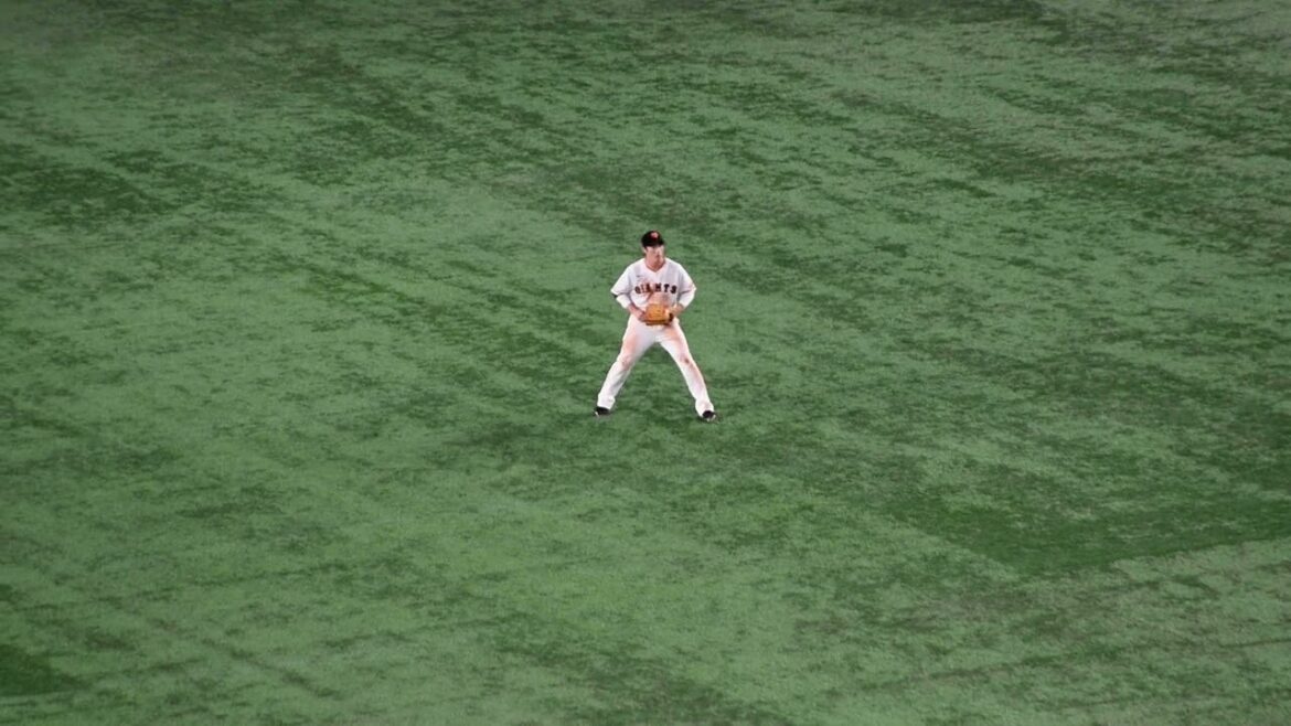 重信慎之介 選手　センターの守備につく