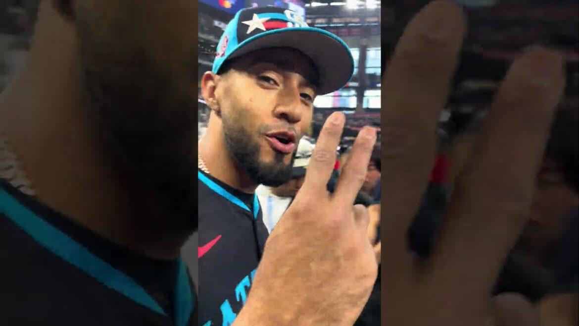 #AllStarGame Robert Suárez saltando al terreno del Globe Life Field #AllStarGame Robert Suárez saltando al terreno del Globe Life Field