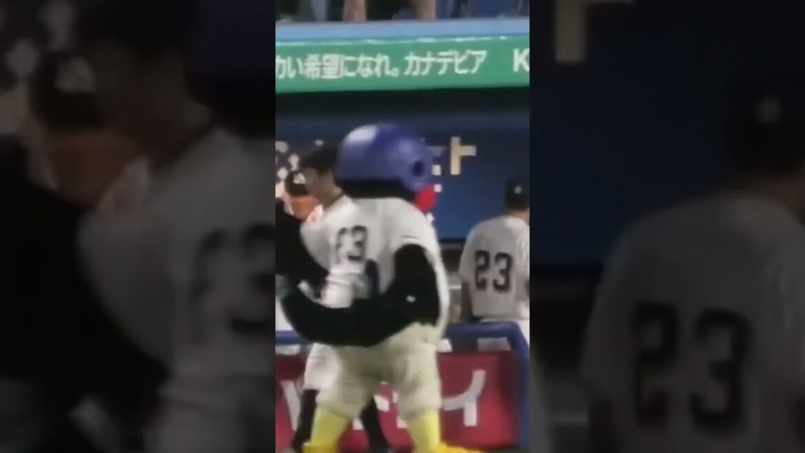 つば九郎、17号3ランをぶっ放したサンタナを出迎える #東京ヤクルトスワローズ #つば九郎 #shorts