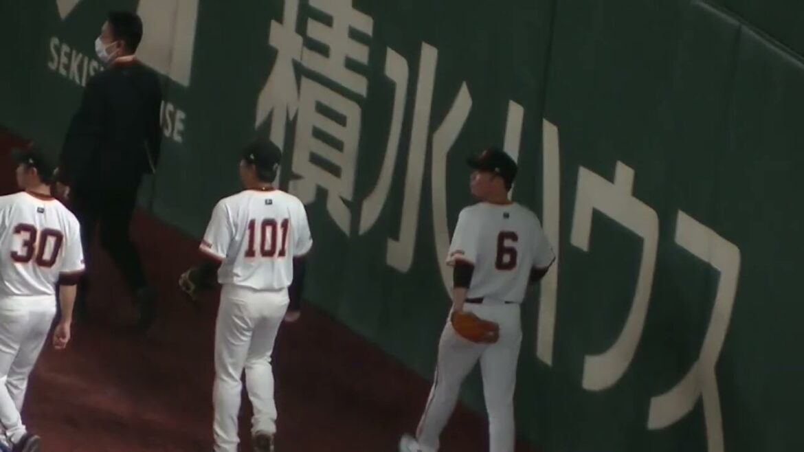 【ファンフェスタ2024】坂本勇人や近藤大亮 古城コーチがファンとのキャッチボール会場へ向かう姿2024年11月30日 巨人ファンフェスタ
