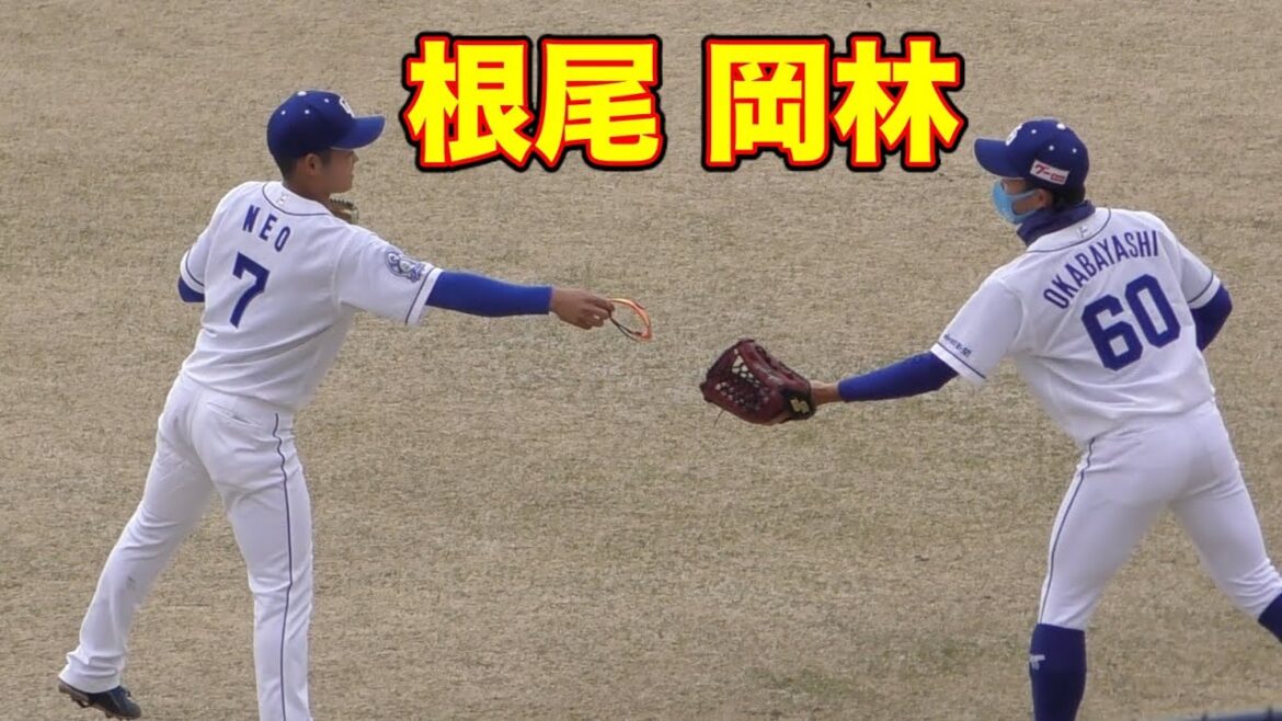 岡林勇希へサングラスを渡す根尾昂【中日ドラゴンズ 2021年 プロ野球 オープン戦 岡林勇希へサングラスを渡す根尾昂【中日ドラゴンズ 2021年 プロ野球 オープン戦