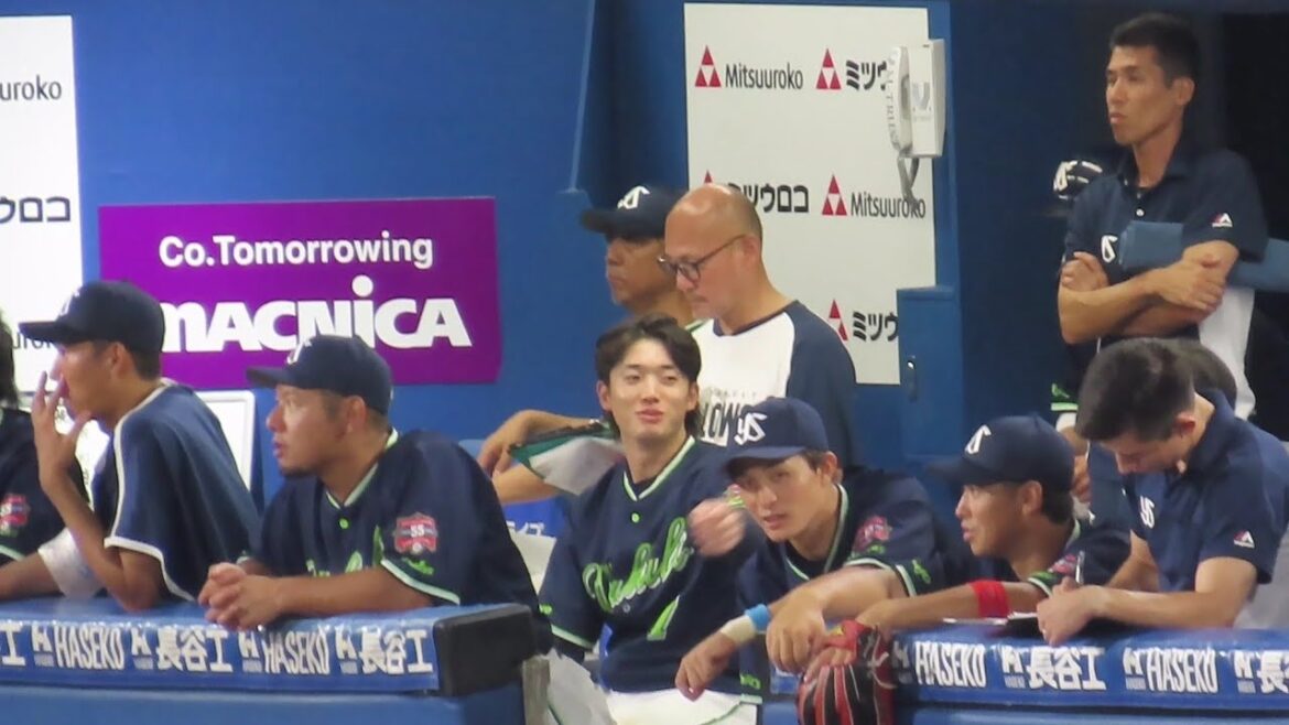 ホームラン後の長岡秀樹、ベンチで何か言われ思わず笑みがこぼれる