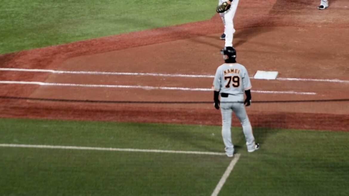 亀井善行 コーチ　一塁コーチを務める