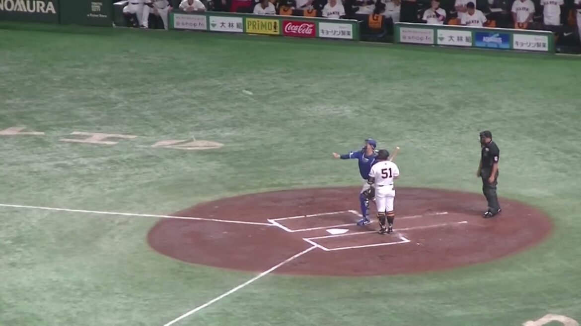 浅野翔吾をセカンドゴロに抑える梅津晃大（2024年9月27日 読売ジャイアンツ 対 中日ドラゴンズ）