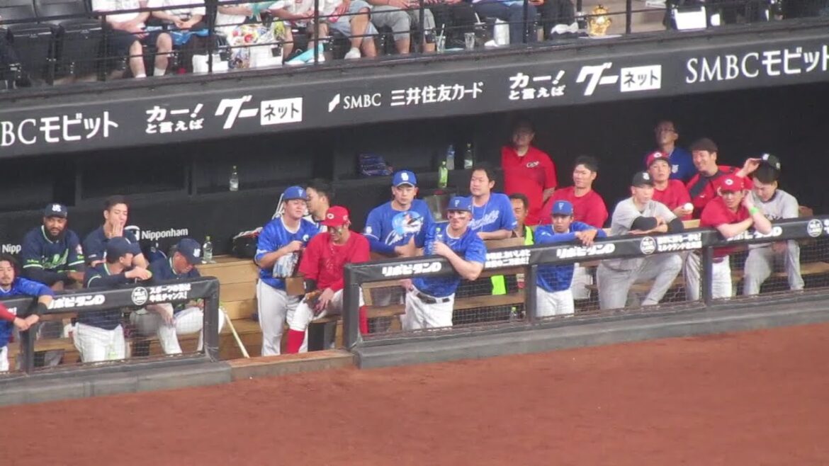 ヒットを打った床田寛樹がベンチへ戻ってきてみんなニッコニコ 2024年7月24日 マイナビオールスターゲーム エスコンフィールド