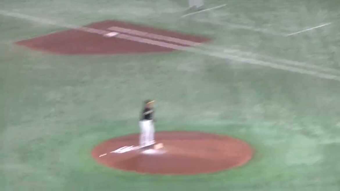 泉口友汰をセカンドゴロに抑える東浜巨【読売ジャイアンツ対ソフトバンクホークス2024年5月30日】