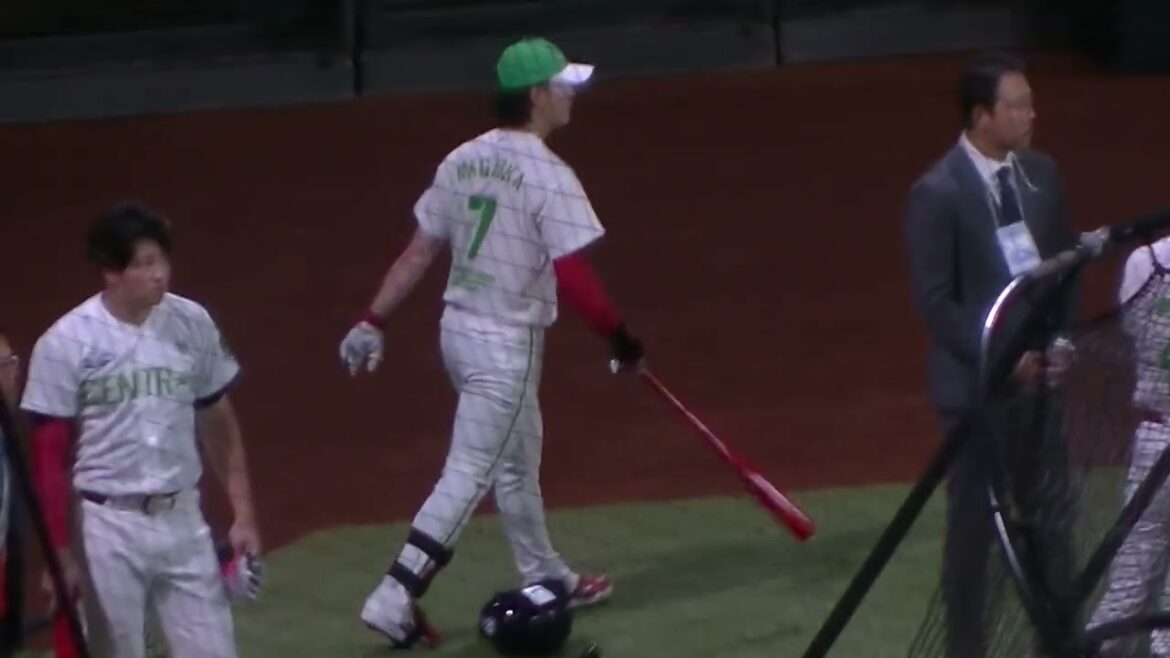 古田敦也さんの周りに集まる村上宗隆やサンタナや長岡秀樹【オールスターゲーム2024  2024年7月23日】