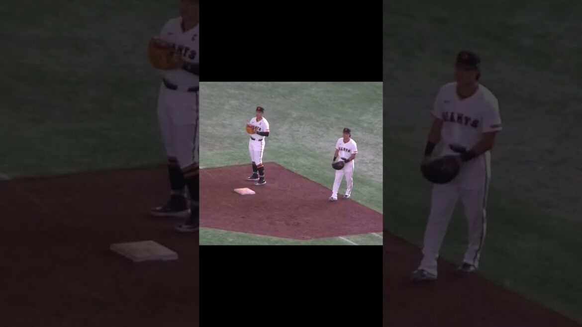 【ジャイアンツ】ニコニコ話す岡本和真とトレード移籍の郡拓也 東京ドーム2024年3月23日 読売ジャイアンツ対 楽天ゴールデンイーグルス 試合前 #プロ野球 #野球 #baseball