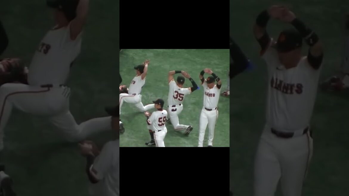 ウォーミングアップする岸田行倫や松原聖弥（ 読売ジャイアンツ対 横浜DeNAベイスターズ2024年4月6日）